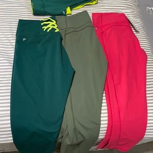 Fabletics Bundle 3 leggings 1 sports bra. Never worn only washed. Red has tags